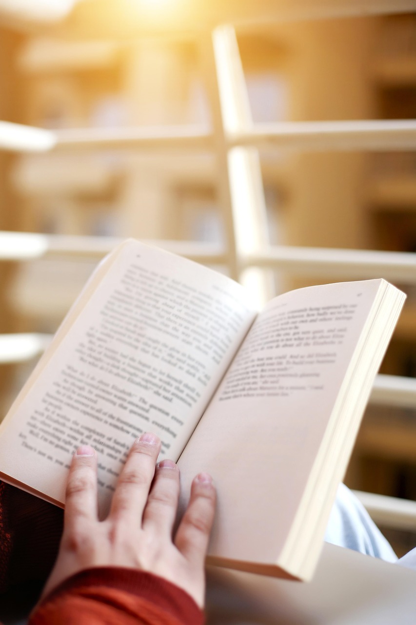 每日随读 book, reading book, open book, book in hand, pages, closeup