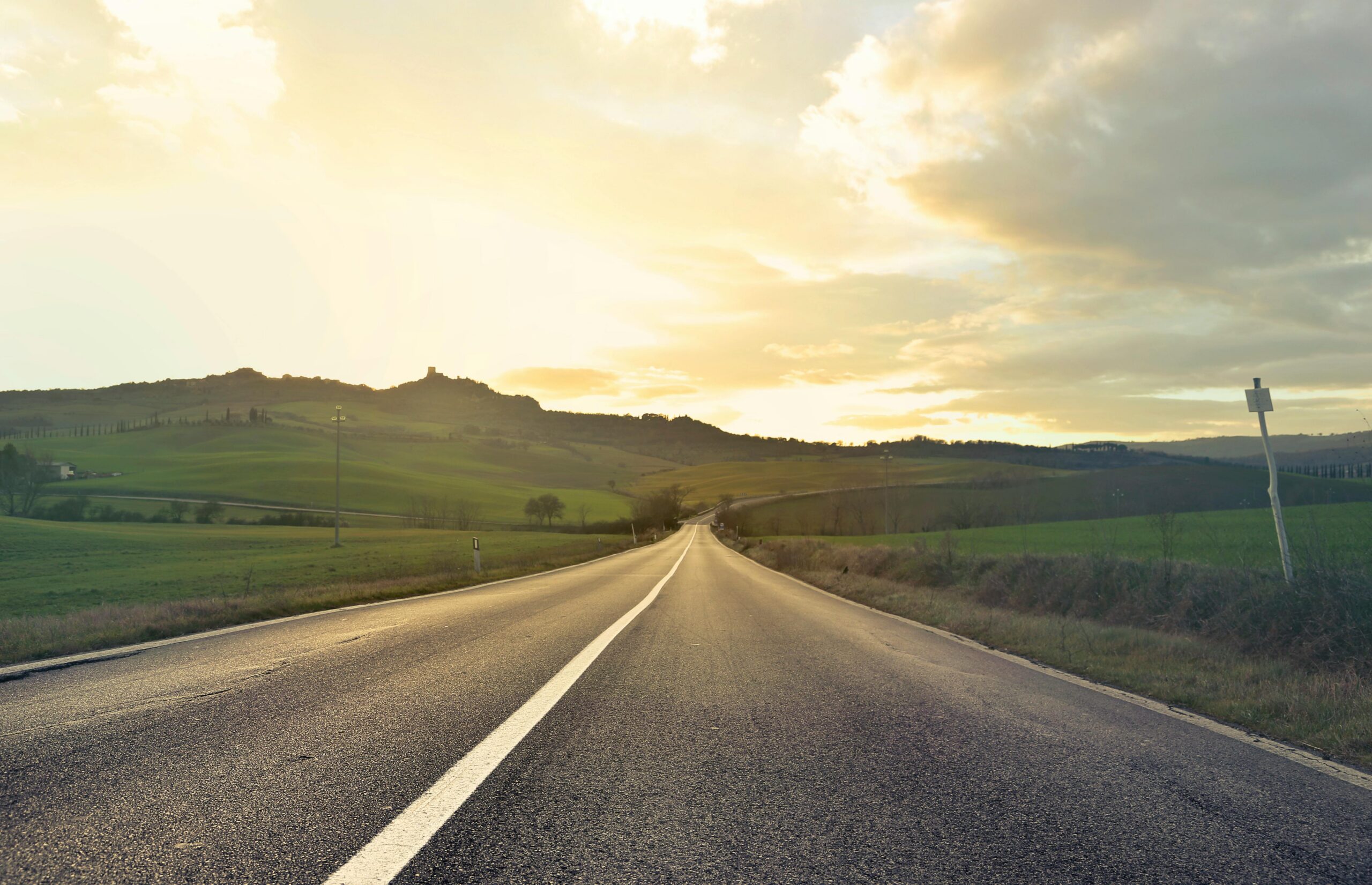 每日随读 Beautiful empty road in Tuscany, Italy at sunset. Capturing the serene rural landscape and rolling hills.